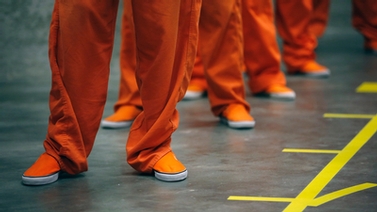 prisoners in orange jumpsuits